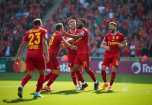 Joueurs du RC Lens célébrant un but au stade BollaertDelelis