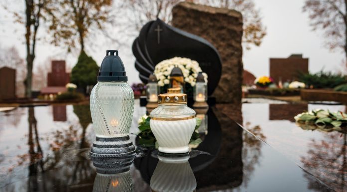 Plaques funéraires sur mesure : l’artisanat français pour honorer vos proches